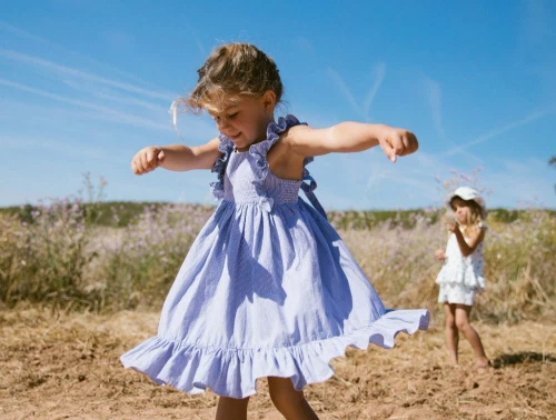 Pige klædt i blåstribet sommerkjole med flæser fra MarMar Cph 525-382-30 navy stripes